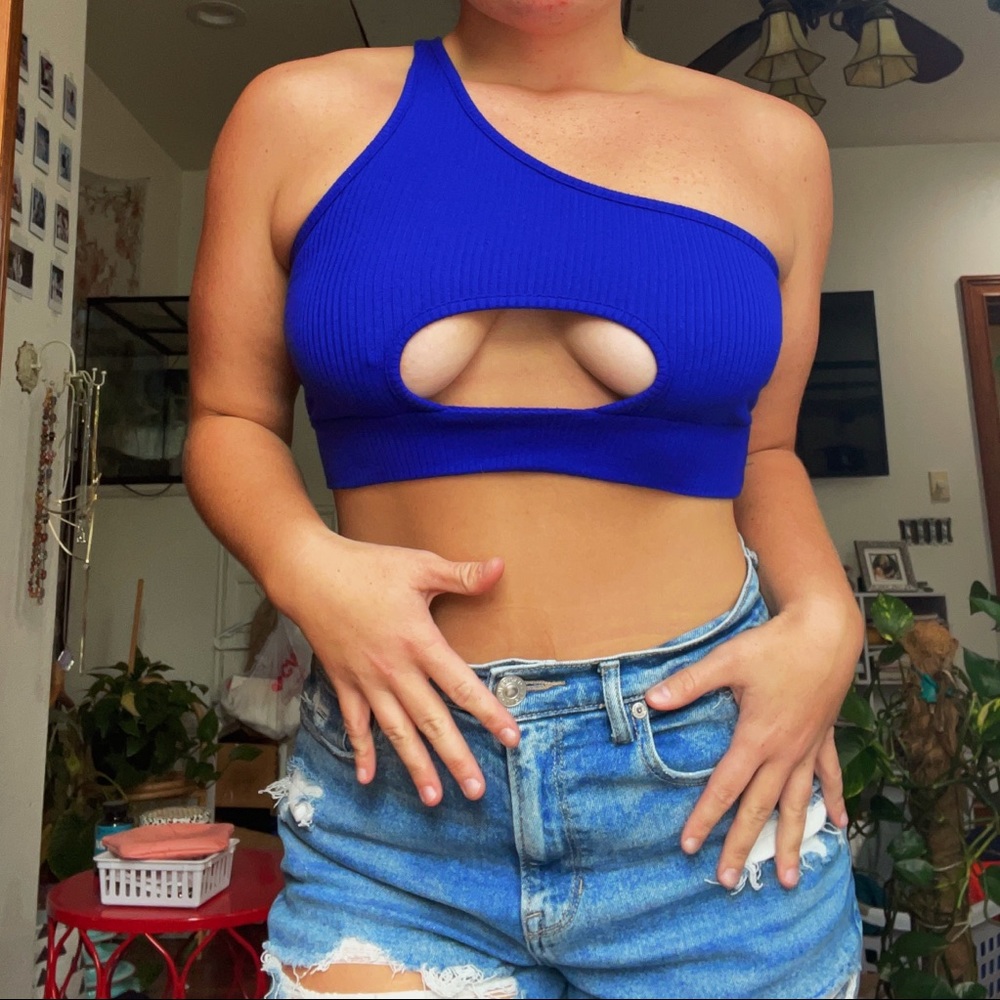 LF Stores Emma & Sam blue one shoulder key-hole crop